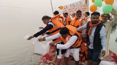 Ballia News: गंगा नदी में छोड़ी गई 2 लाख मछलियों की अंगुलिकाएं