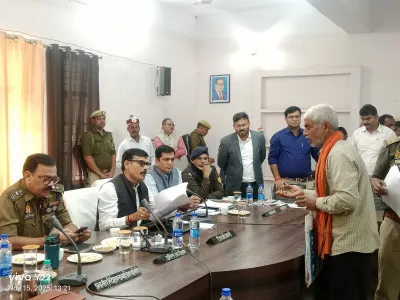 बलिया: सम्पूर्ण समाधान दिवस में डीएम-एसपी ने सुनी शिकायतें, लेखपाल–कानूनगो को सख्त चेतावनी