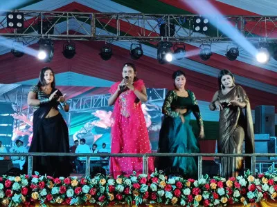 बलिया: भारतेंदु मंच पर भोजपुरी कलाकारों की धूम, शिल्पी राज के गीतों पर झूमी भीड़