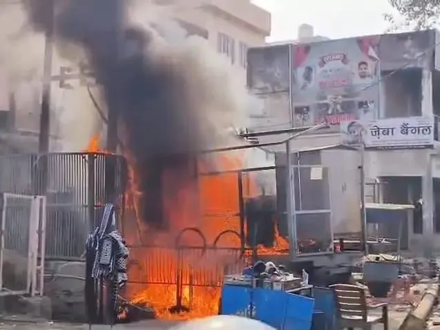 मथुरा: आजाद मार्केट में ट्रांसफॉर्मर में भीषण आग, मची भगदड़, दमकल ने एक घंटे में पाया काबू