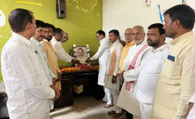 Ballia News: नम आंखों से किया गया छात्र नेता जगत नारायण मिश्र का स्मरण, श्रद्धांजलि देकर किया नमन