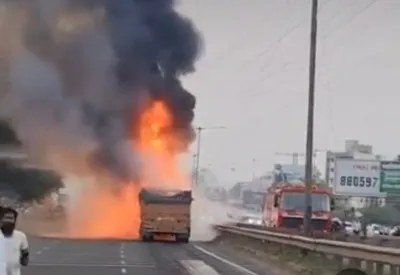 हाइवे पर भीषण हादसा: कई वाहन भिड़े, आग लगने से सात लोगों की मौत