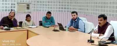 बलिया : लापरवाही पर डीएम सख्त, दो अधिकारियों का वेतन रोका—कई को चेतावनी