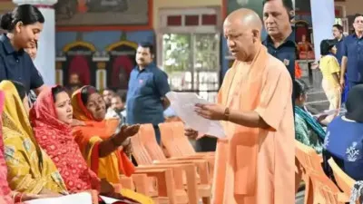 जनता दर्शन में सीएम योगी ने सुनी जनता की समस्याएं, कहा.. बीमारों के इलाज में धन की कमी नहीं आने दी जाएगी