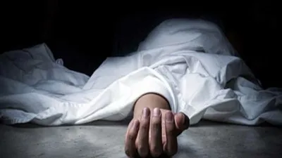 वाराणसी: सड़क किनारे संदिग्ध हालत में मिला युवक का शव, परिवार ने हत्या का आरोप लगाकर लगाया जाम