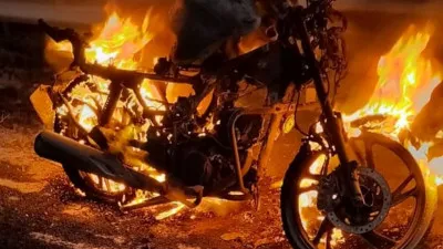 Jaunpur News : चलती बाइक में लगी आग, एक युवक गंभीर रूप से झुलसा, दोस्त भी घायल, अस्पताल में भर्ती