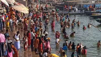 Kartik Purnima 2025: काशी के घाटों पर उमड़ा जनसैलाब, देव दीपावली पर दीपों से जगमगाएगी पूरी नगरी