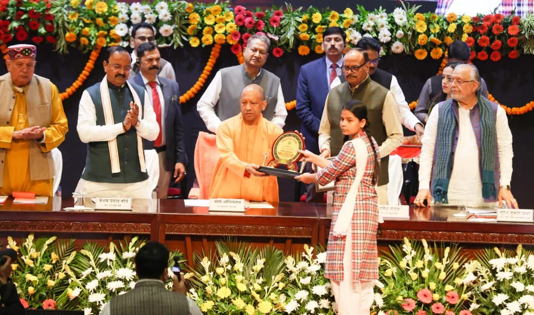 संविधान दिवस पर CM योगी का संबोधन : “भारत का संविधान दुनिया का सबसे बड़ा, विविधता को एकता में जोड़ने वाला”