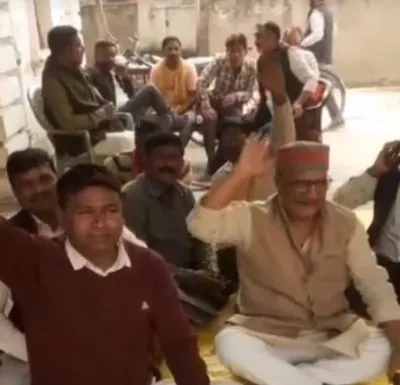 बलिया: वेतन और बोनस की मांग पर नगर पालिका कर्मचारियों ने दफ्तर में की तालाबंदी