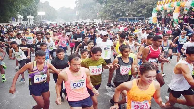 Prayagraj News : इंदिरा मैराथन में धावकों ने एक साथ लगाई दौड़, आयुक्त और डीएम ने हरी झंडी दिखाकर किया शुभारंभ