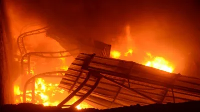 कानपुर: ट्रांसपोर्ट नगर में किराना व कपड़ा गोदाम में लगी भीषण आग, पास के पेट्रोल पंप से बढ़ी अफरातफरी