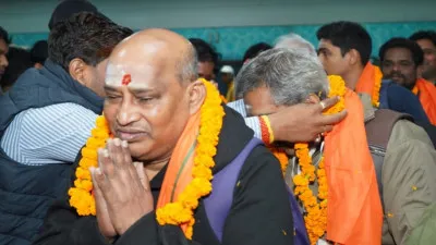 वाराणसी : तमिलनाडु से पहुंचे तीसरे दल का डमरू वादन और पुष्प वर्षा के बीच भव्य स्वागत