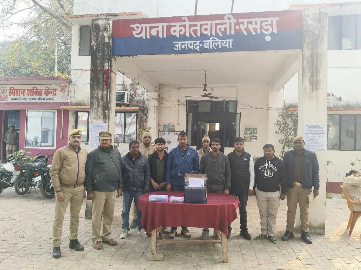 Ballia News: रेडियम स्टीकर के नाम पर अवैध वसूली का भंडाफोड़, गिरोह के छह आरोपी गिरफ्तार