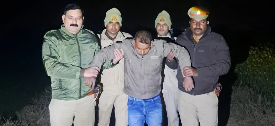 Azamgarh News: आजमगढ़ में पुलिस-बदमाश मुठभेड़, दो गिरफ्तार, एक घायल; एक अंधेरे का फायदा उठाकर फरार