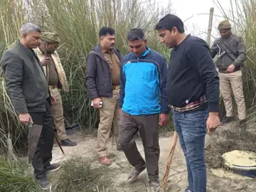 Ballia Police की बड़ी कार्रवाई : 80 हजार लीटर लहन नष्ट, अवैध शराब की 20 भट्टियां ध्वस्त