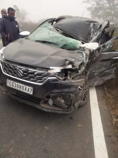 घने कोहरे में ट्रक से भिड़ी कार, एक ही परिवार के छह लोग घायल