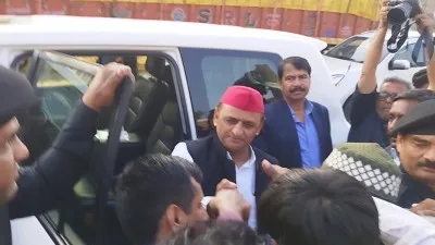 इटावा: सड़क पर गाड़ी रोककर कार्यकर्ताओं से मिले अखिलेश यादव, SIR के खिलाफ संघर्ष तेज करने के दिए निर्देश