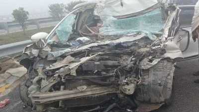 सुलतानपुर में पूर्वांचल एक्सप्रेसवे पर भीषण हादसा : खड़े ट्रक में जा घुसी कार, तीन की मौत, सात घायल