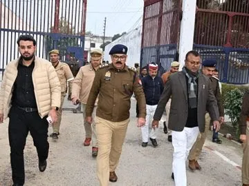 बलिया के जिला जज व एसपी ने मऊ जिला कारागार का किया निरीक्षण, कैदियों की शिफ्टिंग के बाद सुरक्षा-व्यवस्था का लिया जायजा