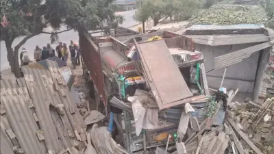 बलिया में बेकाबू ट्रक का कहर, कई दुकानें क्षतिग्रस्त