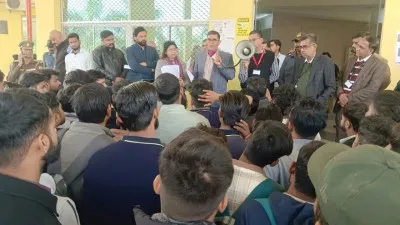 फतेहपुर सीकरी दरगाह पर अखिलेश यादव की चादरपोशी, बोले, संविधान है पीडीए की किस्मत की किताब