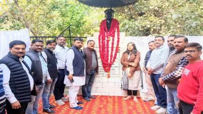 बाराबंकी : फ्लाइट लेफ्टिनेंट शंकर दयाल को श्रद्धांजलि, मेधावी छात्रों व समाजसेवकों को किया सम्मानित