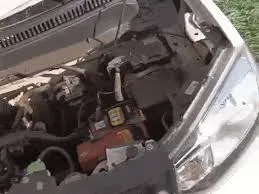 स्कूल बस और कार की आमने-सामने भिड़ंत, खेत में जा गिरे दोनों वाहन