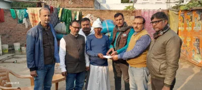 Ballia News: दिवंगत रसोइया के परिवार तक पहुंची मदद, प्राथमिक शिक्षक संघ ने बढ़ाया सहयोग का हाथ