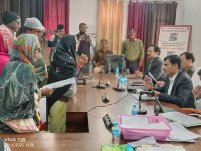 Ballia News : डीएम-एसपी ने की जनसुनवाई, 15 बीएलओ को मिला सम्मान