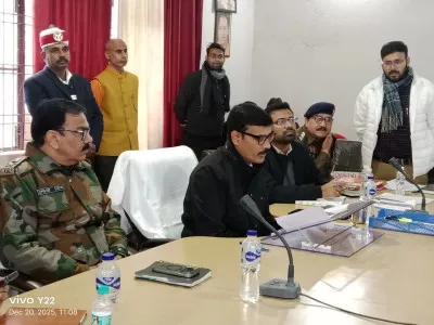 बलिया में डीएम-एसपी ने सुनी जनसमस्याएं, लापरवाही पर लेखपाल को प्रतिकूल प्रविष्टि