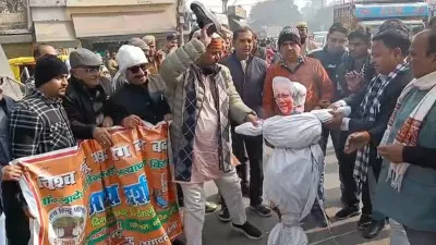 UP: बांग्लादेश में हिंदू युवक की हत्या के विरोध में प्रदर्शन, प्रधानमंत्री का पुतला फूंका
