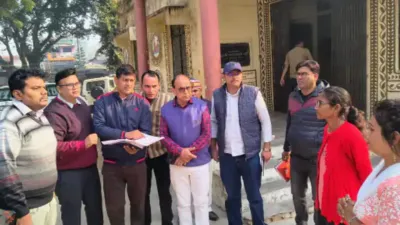 सीतापुर: स्वास्थ्य सेवाओं में लापरवाही पर डीएम का बड़ा एक्शन, एएनएम व आंगनबाड़ी कर्मी को सेवा समाप्ति नोटिस, कई कर्मचारियों का वेतन रोका