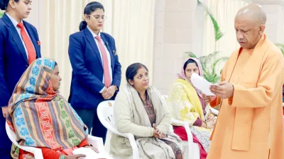 जनता दर्शन’ में मुख्यमंत्री योगी ने सुनीं फरियादें, बोले, हर जरूरतमंद की सेवा सरकार का संकल्प