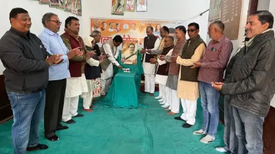 देवरिया: कांग्रेस कार्यकर्ताओं ने सोनिया गांधी का जन्मदिन मनाया, केक काटकर एक-दूसरे को खिलाया मिठाई