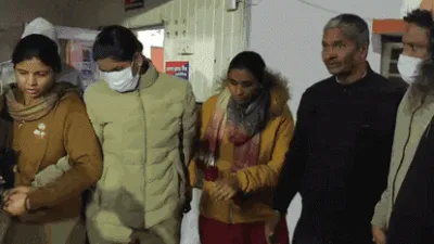 महिला दरोगा और सिपाही रिश्वत लेते रंगे हाथ गिरफ्तार