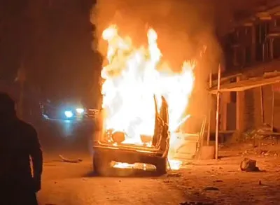 बलिया में भीषण हादसा, स्कॉर्पियो में लगी आग, टेम्पो के उड़े परखच्चे; 1 की मौत, 5 गंभीर