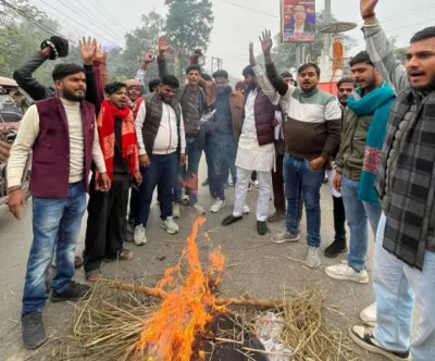 Ballia News: बांग्लादेश में हिंदू युवक की हत्या पर बलिया में आक्रोश, मोहम्मद यूनुस का पुतला फूंका