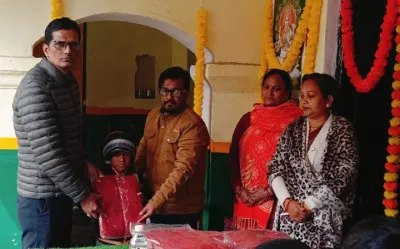 बलिया के शिक्षक की सराहनीय पहल: निजी खर्च से बच्चों को बांटे स्वेटर, टोपी और ड्रेस