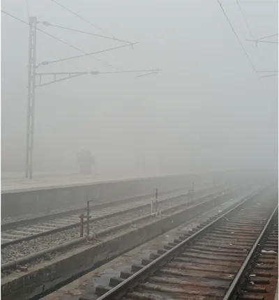 जनपद में छाया घना कोहरा, ठिठुरन से कांपे लोग; आज विद्यालयों में अवकाश, रेलवे व्यवस्था प्रभावित
