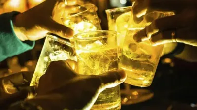 लखनऊ : सड़क पर मयखाना बनाते युवकों पर पुलिस की सख्ती, अभियान चलाकर किए चालान; नशेबाजी और हुड़दंगियों पर हुई कार्रवाई