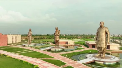 पुराने लखनऊ में लगेगी 65 फीट ऊंची अटल बिहारी वाजपेयी की भव्य प्रतिमा, लाइटिंग में दिखेगा वस्त्रों के रंग बदलने का अनोखा नज़ारा