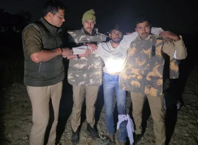 Ballia News : बच्चे की हत्या का आरोपी मुठभेड़ में गिरफ्तार, पैर में लगी गोली, तमंचा बरामद