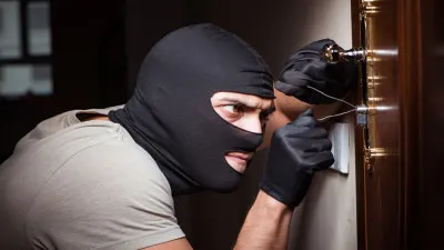 Lucknow Crime News : दीवार में सेंध लगाकर लाखों की चोरी, दूसरे मकान में छत के रास्ते दाखिल हुए चोर