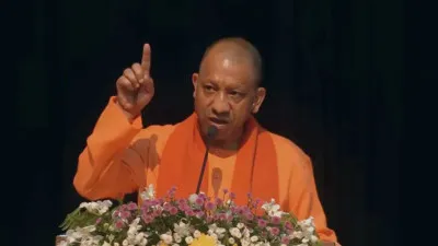 गोरखपुर में सीएम योगी का हमला, कहा, सत्ता में आते ही देश तोड़ने वाली ताकतें सिर्फ अपने परिवार को साधने में लग जाती हैं