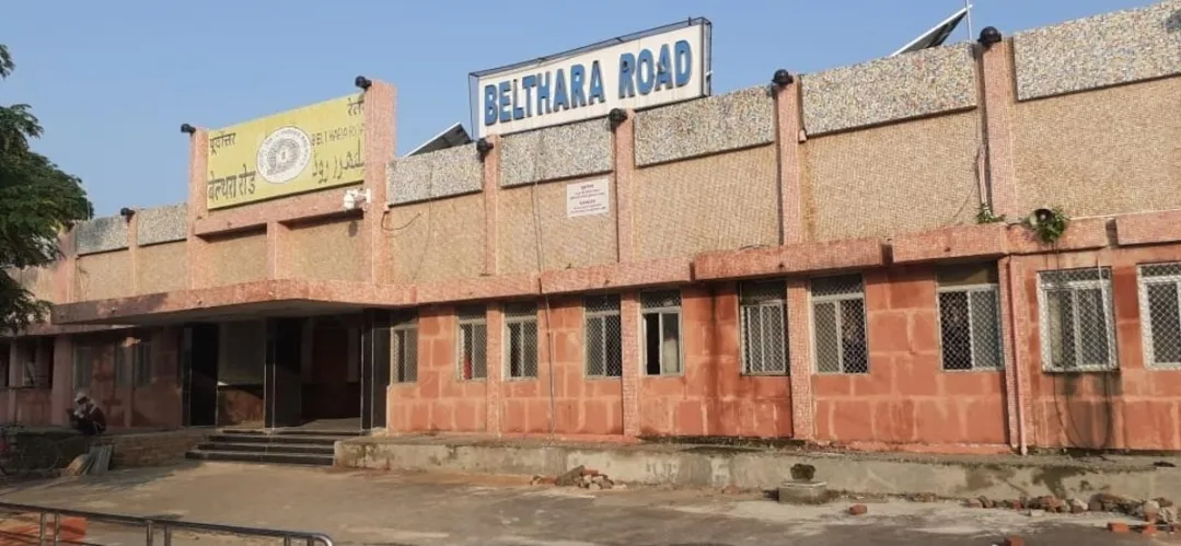 Ballia News : रेलवे स्टेशन पर अज्ञात व्यक्ति की मौत, कर्मचारी पर मुकदमा, पंचायत भवन में चोरी, पीपा पुल का उद्घाटन