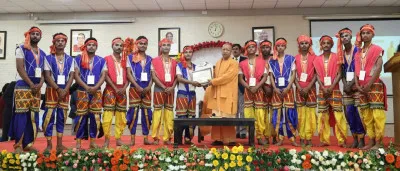 लखनऊ: मुख्यमंत्री योगी ने गणतंत्र दिवस पर विभिन्न राज्यों से आए कलाकारों को किया सम्मानित