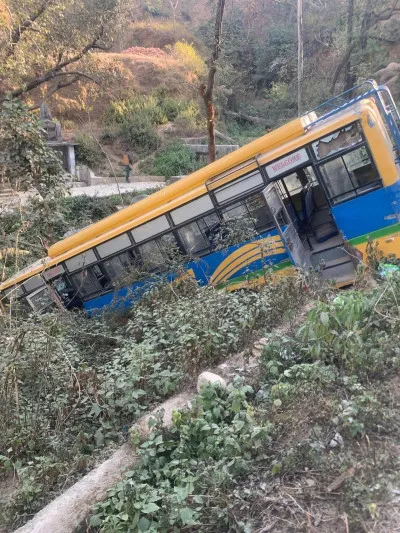 भटियात क्षेत्र में अनियंत्रित बस खाई में गिरी, सभी यात्री सुरक्षित