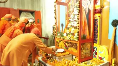 Gorakhpur News: गोरखनाथ मंदिर में उमड़ा भक्तों का सैलाब: सीएम योगी ने गुरु गोरखनाथ को अर्पित की आस्था की खिचड़ी