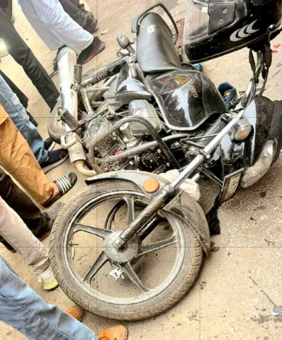 सड़क पर गिरे बाइक सवार को पीछे से आ रही बस ने कुचला, किशोर की मौत; एक घायल