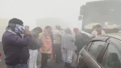 UP: घने कोहरे के कारण बड़ा हादसा, NH पर 10 वाहन आपस में टकराए, 15 यात्री घायल